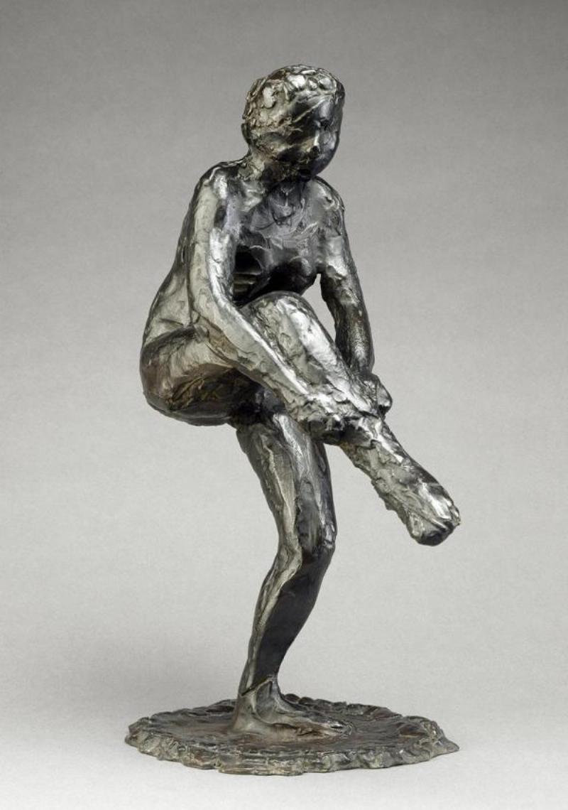 Statue ballerine en bronze de Degas capturant une jeune danseuse avec grâce et réalisme
